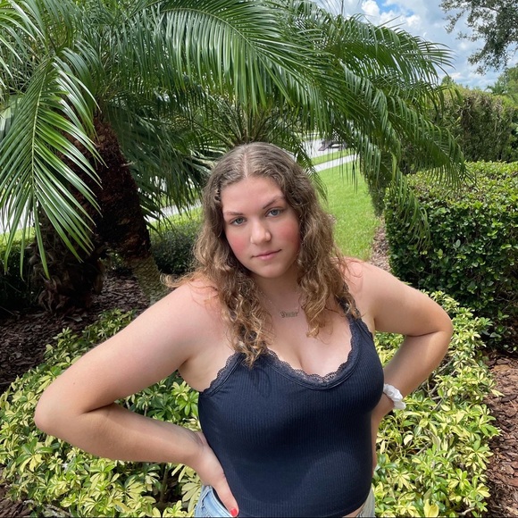 Meet Your Posher, Julia - Picture 3 of 3